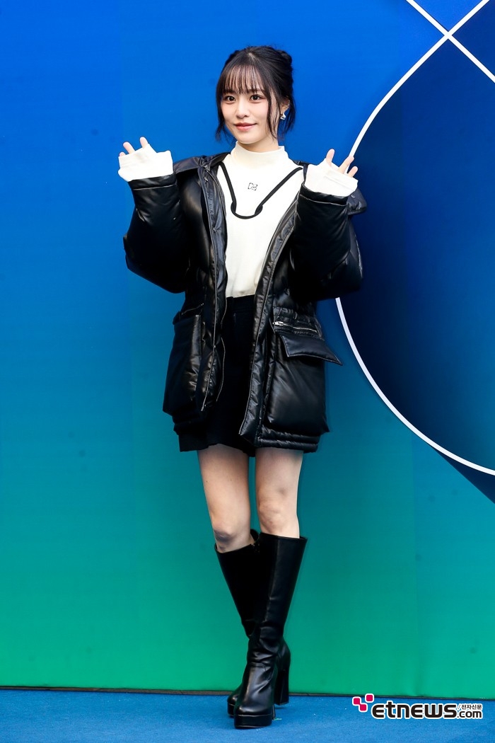 [ET포토] 배윤경, '한파에도  초미니'