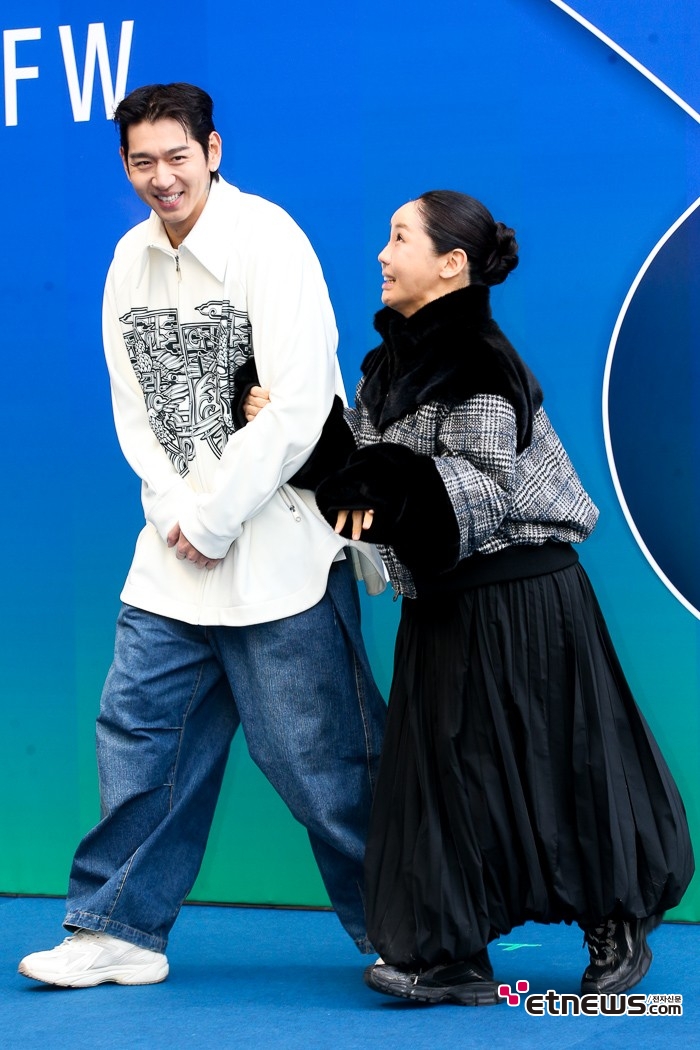 [ET포토] 이대은-트루디, '꿀을 흩날리는 부부'