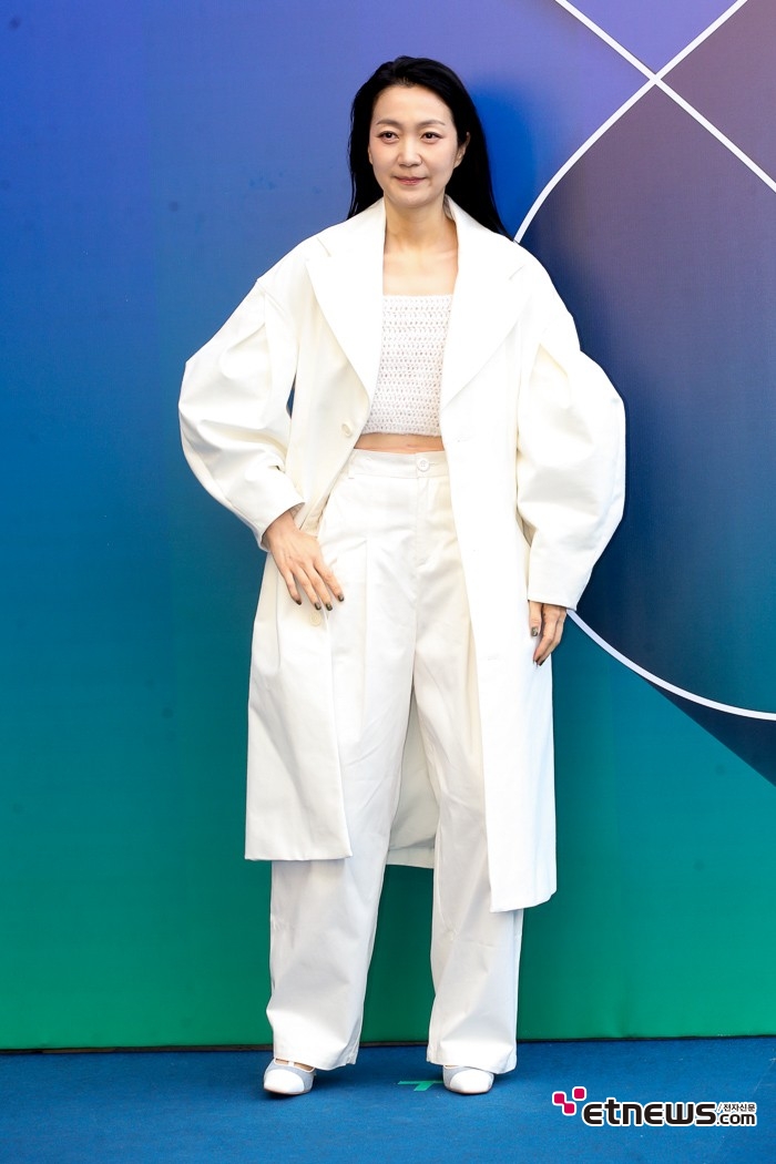 [ET포토] 김주령, '찬바람에 노출한 복근'