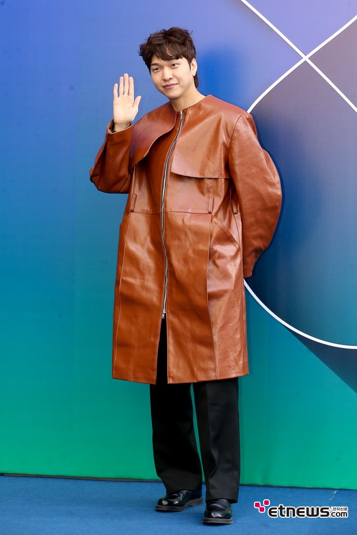 [ET포토] 유재필, '극 오버사이즈 레더 패션'