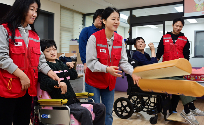 LG전자 '라이프스굿 봉사단' 인원들이 설 연휴를 앞둔 5일 염리장애인주간보호센터를 찾아 이용 장애인들과 윷놀이를 즐기고 설 음식인 떡국을 함께 만드는 시간을 가졌다. 또 장애인 스포츠 종목인 보치아(Boccia) 용품을 전달해 체육활동을 즐길 수 있도록 지원했다.