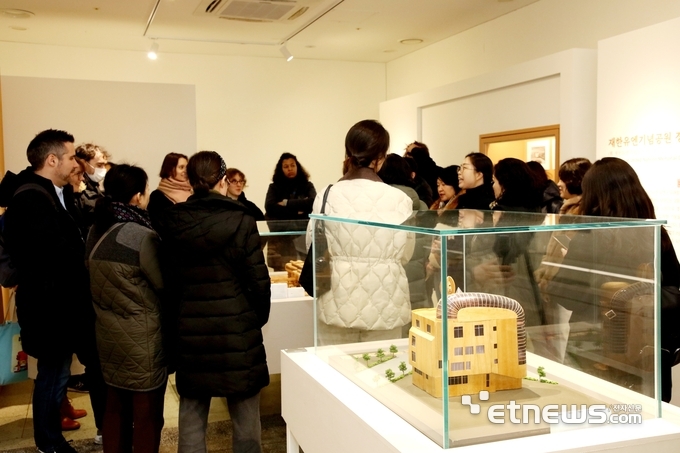 안양시가 최근 '프랑스 문화협력 교류 행사'가 열린 가운데 주한프랑스대사관 직원들이 김중업건축박물관의 전시물을 관람하고 있다.