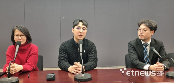 사단법인 기후미래가 6일 서울 한국프레스센터에서 출범식과 함께 개최한 '탄소중립정책포럼'에서 임미려 DMZ숲 대표, 김창국 서울시립대학교 연구교수, 김현성 킴벤처러스 대표(왼쪽부터)가 패널 토론을 하고 있다.