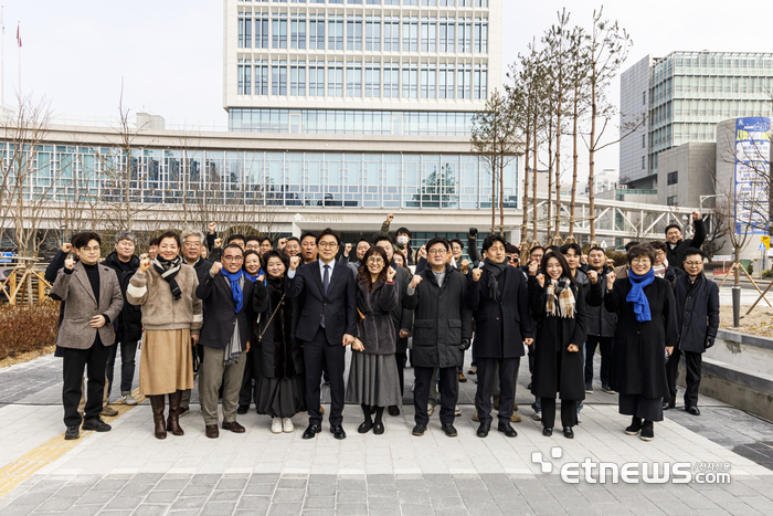 권혁우 경기도 기본사회위원회 부위원장(앞줄 왼쪽 다섯 번째)이 5일 수원시장 선거 출마를 공식 선언하고,  기념 촬영했다.