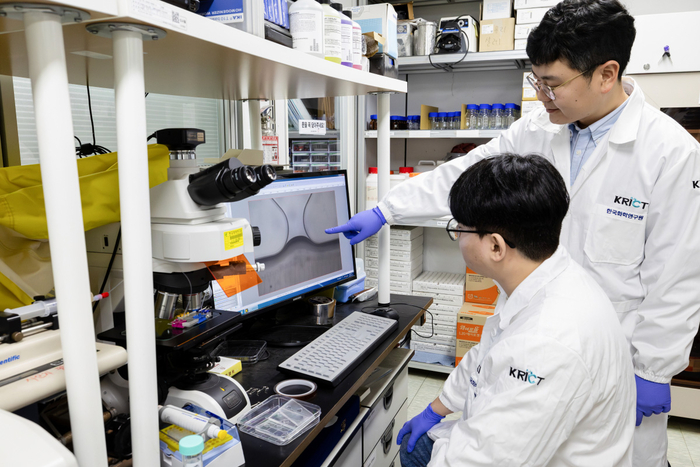 연구진이 미세유체칩에 오염물질이 추출되는 모습을 전자현미경으로 확인하고 있다.