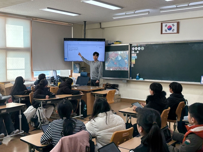 안익재 송정초 교사가 인공지능(AI) 수학 코스웨어 스쿨플랫을 활용해 학생 수준에 맞춘 수업을 진행하고 있다. 교실 안에서는 학생 각자의 속도에 맞춘 학습이 동시에 이뤄진다. (사진=프리윌린)