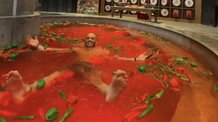 영상 블로거 조던 에그버트가 중국 하얼빈 '칠리 페퍼스 훠궈 스파'에서 고추가 둥둥 뜬 빨간색 물에 몸을 담그고 있다. 사진= 인스타그램 캡처