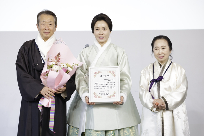 김혜경 여사가 6일 서울 중구 정동1928 아트센터에서 열린 2026 설맞이 한복인 신년회에서 한복 명예홍보대사 추대패를 전달받은 뒤 정순훈 한복세계화재단 이사장, 구혜자 침선장(한복세계화재단 고문)과 함께 기념촬영을 하고 있다. 연합뉴스