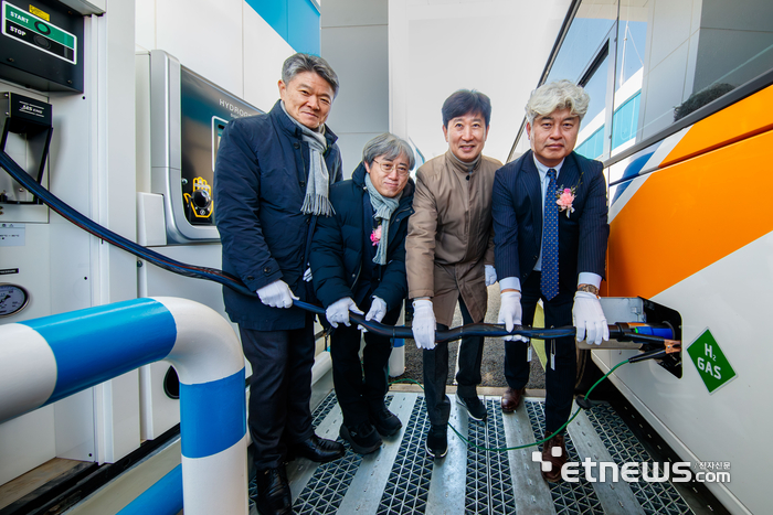 지난달 29일 열린 '인천공항 수소교통 복합기지 준공식'에서 배영민 인천국제공항공사 인프라본부장(왼쪽 두 번째)이 주요 내빈들과 수소버스 충전 시연식을 진행하고 있다.