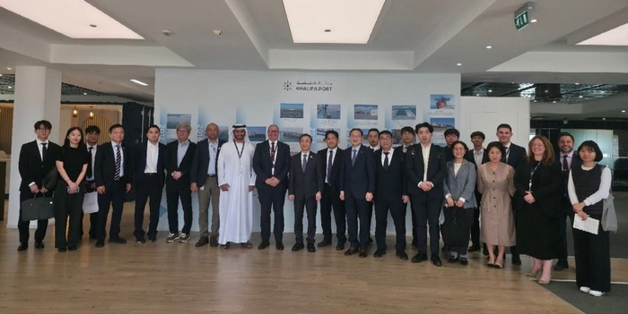 6일(현지시간) UAE 아부다비 칼리파항을 찾은 임문영 국가AI전략위원회 부위원장(앞줄 왼쪽 아홉번째) 등 양국 정부·기관·기업인 등이 사진촬영하고 있다. ⓒ위원회