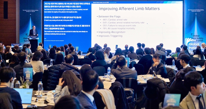 뷰노가 지난 7일 콘래드 서울 호텔에서 개최한 글로벌 심포지엄 'Global Patient Safety Summit 2026'에서 마이클 데비타 교수가 발표하고 있다.