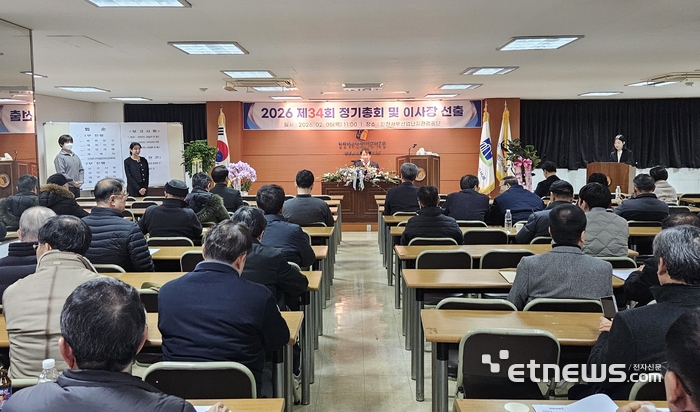 인천서부일반산업단지관리공단 제12대 이사장으로 연임 선출된 박윤섭 이사장이 인사말을 하고 있다.