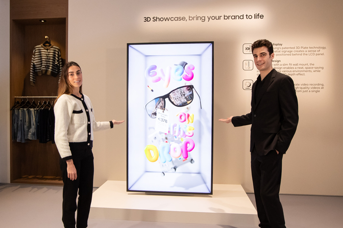 삼성전자 모델이 초슬림 무안경 3D 디스플레이 '삼성 스페이셜 사이니지'를 소개하고 있다.