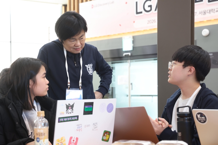 LG AI 청소년 캠프 3기에 참가한 청소년들이 유준희 서울대 물리교육과 교수(가운데)의 멘토링을 받는 모습