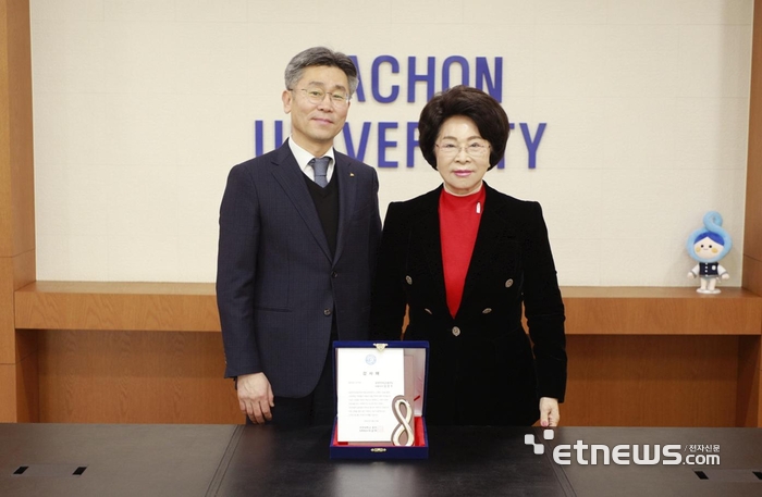 이길여 가천대 총장(오른쪽)이 6일 총장실에서 김성수 삼영전자공업 대표에게 17년간 장학 기부에 대한 감사를 전했다.