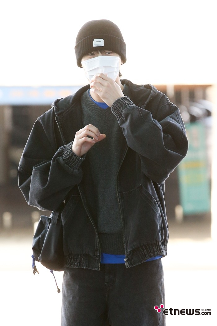 [ET포토] 변우석, '출국전 마스크 점검'