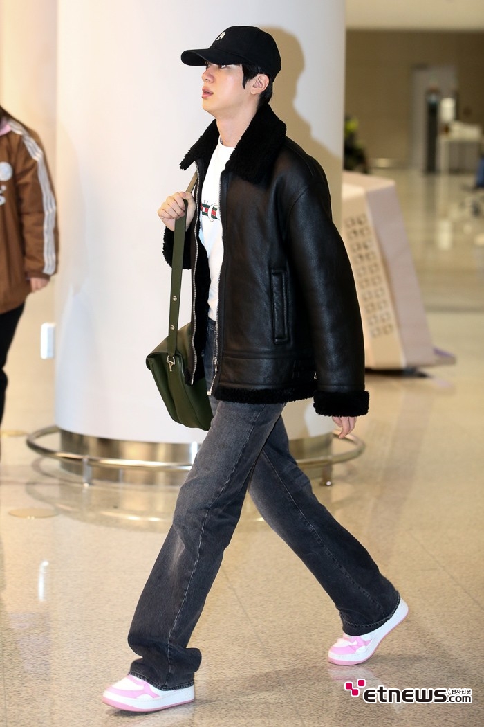 [ET포토] BTS 진, '보폭 넓은 발걸음'