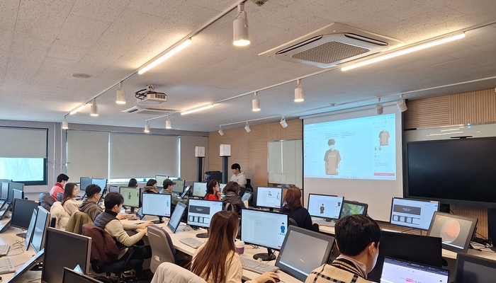 세종대학교 미래교육원은 서울시 지역혁신중심 대학지원체계(라이즈, RISE) 사업의 일환으로 성인 학습자의 직무전환과 취·창업을 지원하기 위한 직업교육 과정인 'AI컬처전문가' 과정을 성공적으로 완료했다고 9일 밝혔다.(사진=세종대)