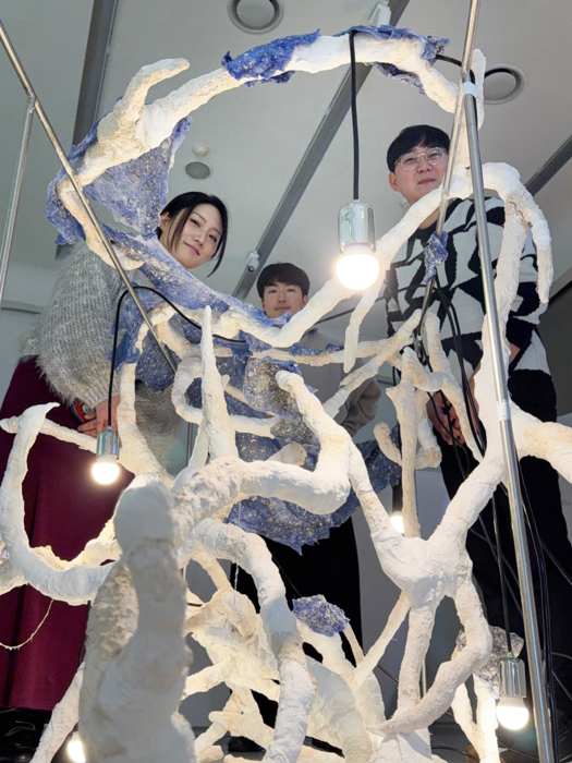 문소정 작가와 강해성 건축가, 한국세라믹기술원 고현석 박사(왼쪽부터)가 협업 작품과 함께 기념촬영했다.