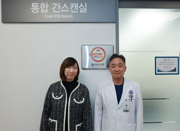 세브란스병원 소화기내과 김승업 교수(오른쪽)와 그레이스 퐁 에코센스 아시아·태평양 지역 총괄 책임자가 지난 6일 개최한 현판식에서 기념사진을 촬영했다.