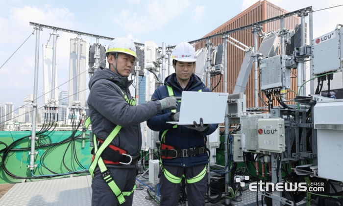 LG유플러스 임직원이 서울역 인근 네트워크 장비를 점검하고 있다.