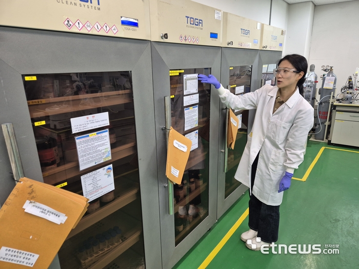 강조홍 선임연구원이 친환경융복합공정실험실 내 마련된 '시약장'을 설명하고 있다. 기존 400개에 달하던 시약을 100개 이상 줄일 정도로 관리에 체계성을 더해 위험 요소를 차단했다.