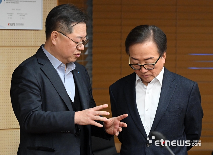 [포토] 대화하는 박일준-이동근