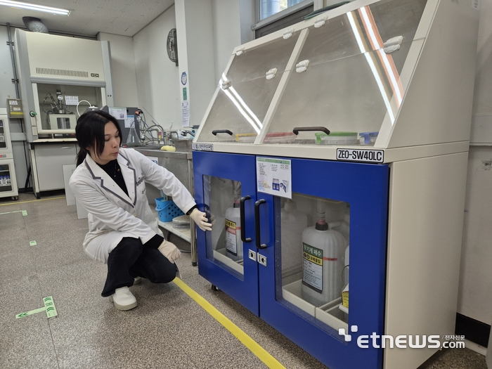 정보라 선임연구원이 실험실 내 폐시약 안전보관함을 소개하고 있다.