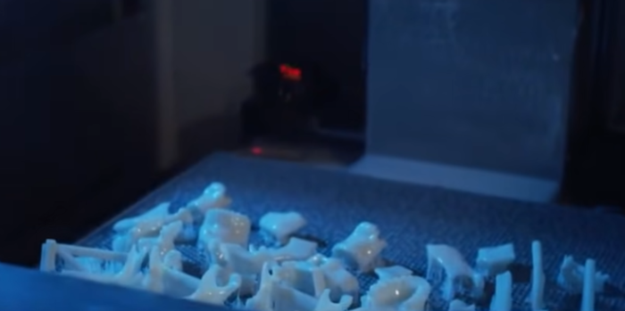 총격으로 턱뼈를 잃은 미국 아이오와주 고등학생 미야 부이를 위해 3D 프린터로 맞춤 제작한 턱뼈 보형물. 사진=KCCI 캡처