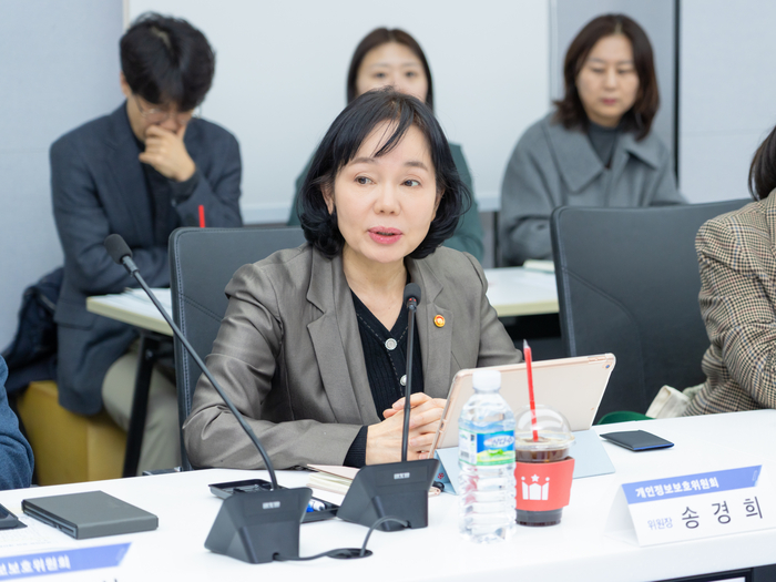 송경희 개인정보보호위원회 위원장이 9일 오후 서울 종로구 서울대병원에서 개최된 보건의료 분야 개인정보 규제합리회 현장간담회에서 인사말을 하고 있다.