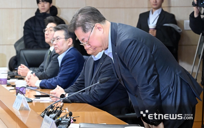 [포토] 사과하는 박일준 대한상의 부회장