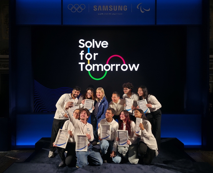 8일(현지시간) 이탈리아 밀라노 삼성 하우스(Samsung House)에서 열린 '삼성 솔브포투모로우(Samsung Solve for Tomorrow)' 홍보대사 위촉식에서 커스티 코번트리(Kirsty Coventry) 국제올림픽위원회(IOC) 위원장, 이원진 삼성전자 글로벌마케팅실장,  삼성 솔브포투모로우 홍보대사들이 단체 사진을 촬영하고 있다.