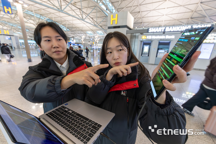 KT 직원이 설 연휴를 앞두고 인천공항에서 네트워크 품질을 사전 점검하고 있다.