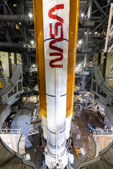 플로리다 NASA 케네디 우주센터 차량 조립동 3번 하이 베이 내부. 아르테미스 I 우주발사시스템(SLS)의 두 개 고체 로켓 부스터 중 하나에 NASA 웜 로고가 보인다. 아르테미스 I은 달과 그 너머로 인간을 보내기 위한 기반을 마련하고, 로켓과 오리온 우주선의 통합 시스템을 시험하는 임무다. / NASA/Frank Michaux
