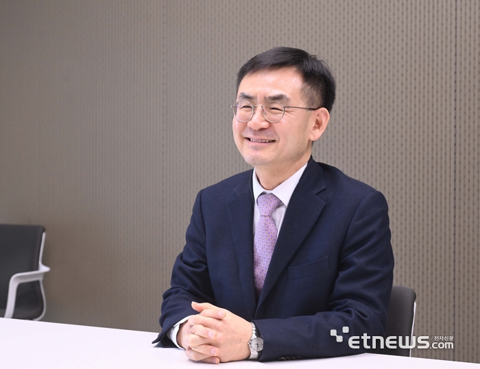 안성일 KTC 원장이 전자신문과의 인터뷰에서 시험·인증 전략에 대해 설명하고 있다.  박지호기자 jihopress@etnews.com