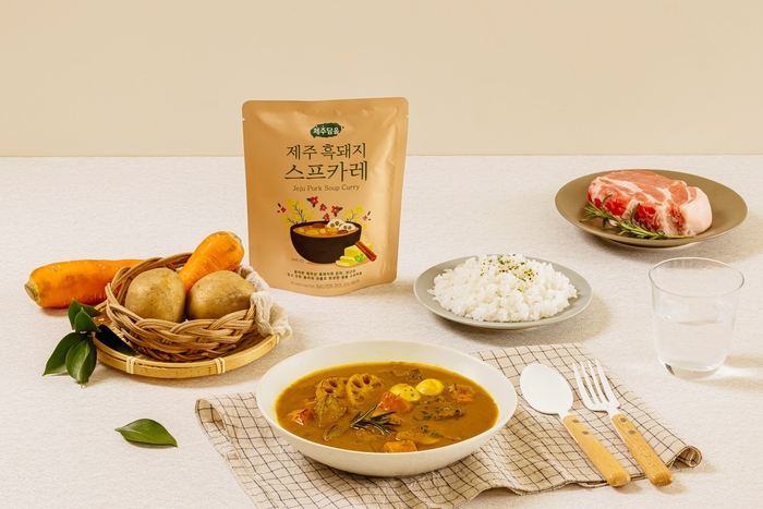 오뚜기는 제주산 흑돼지를 사용해 훗카이도식 정통 스프카레 맛을 구현한 '제주담음 제주 흑돼지 스프카레'를 출시했다고 9일 밝혔다.