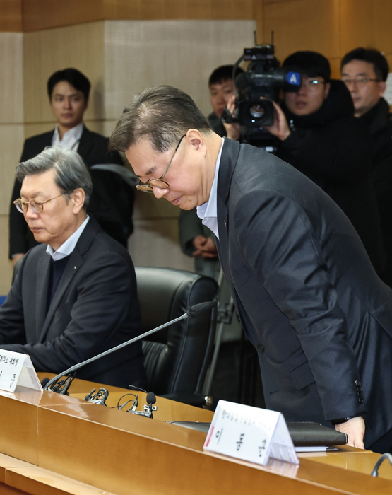 박일준 대한상공회의소 부회장이 지난달 서울 종로구 한국무역보험공사에서 열린 경제단체 긴급현안 점검회의에서 사과하며 고개를 숙이고 있다. (사진=연합뉴스)