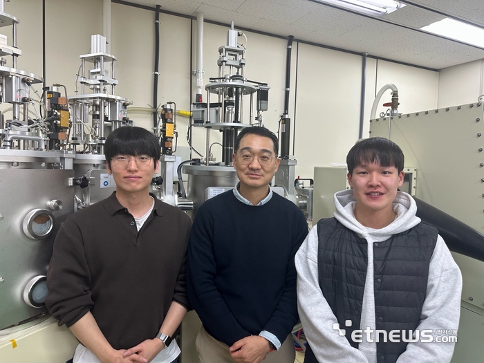 (왼쪽부터) 화학공학과 박완태 박사, 노용영 교수, 양원렬 박사