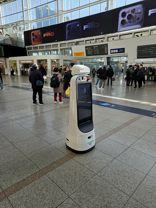 코레일이 5G특화망을 기반으로 실증한 서울역 혼잡도 안내 로봇.(사진=코레일)