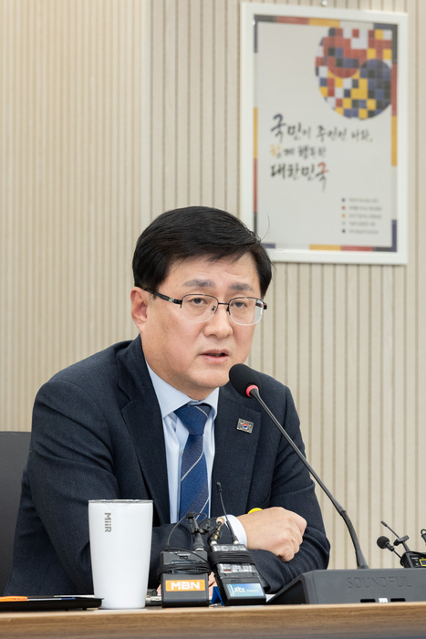 김성환 기후에너지환경부 장관이 9일 정부세종청사 기후부 대회의실에서 열린 기자간담회에서 모두발언을 하고 있다. 사진 출처 : 기후부