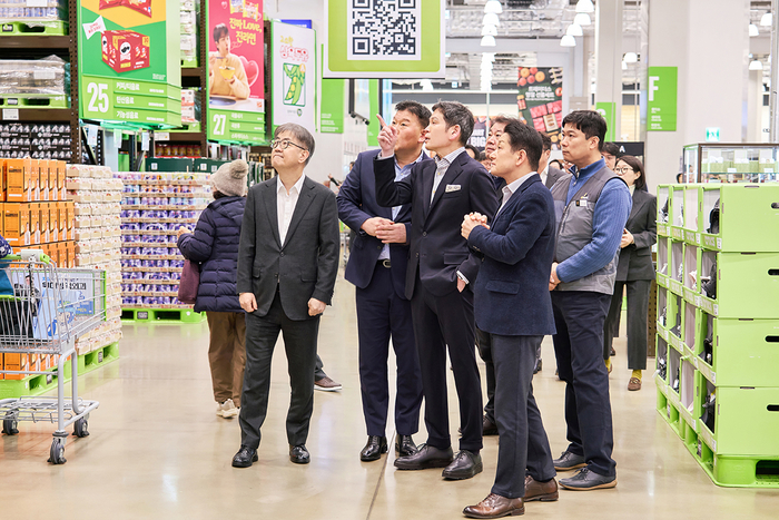 정용진 신세계그룹 회장이 설 연휴를 일주일 앞둔 9일 인천 트레이더스 구월점을 찾아 매장과 상품 설명을 듣고 있다. 〈자료:신세계그룹〉