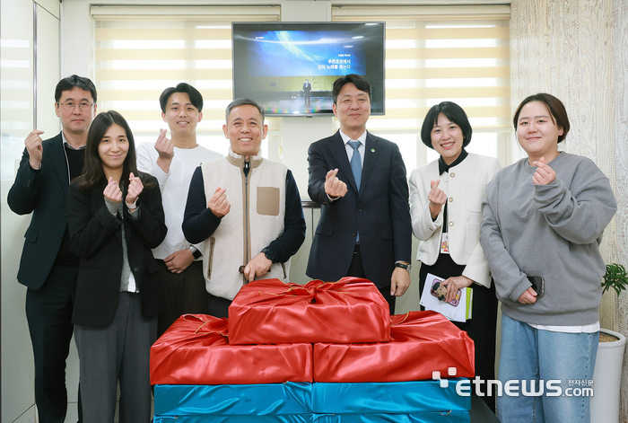 10일 최성아 정무경제과학부시장이 설 명절을 맞아 사회복지시설 3개소를 방문해 위문품을 전달했다.