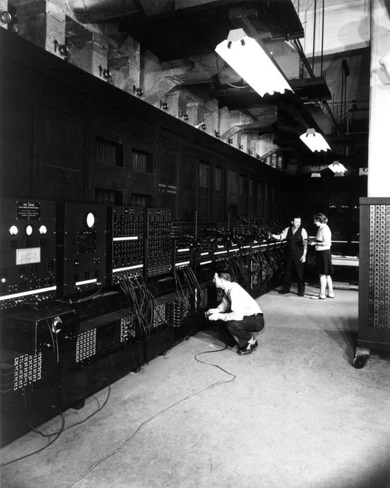 1946년, 에니악(ENIAC)을 설치하는 모습 / (C) University of Pennsylvania