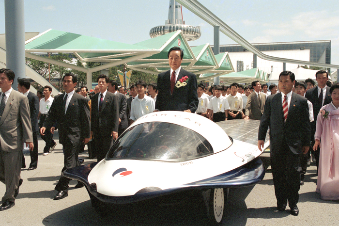 김영삼 대통령이 1993년 8월 6일 대전엑스포에서 태양열 자동차를 시승하고 있다. 〈연합뉴스〉