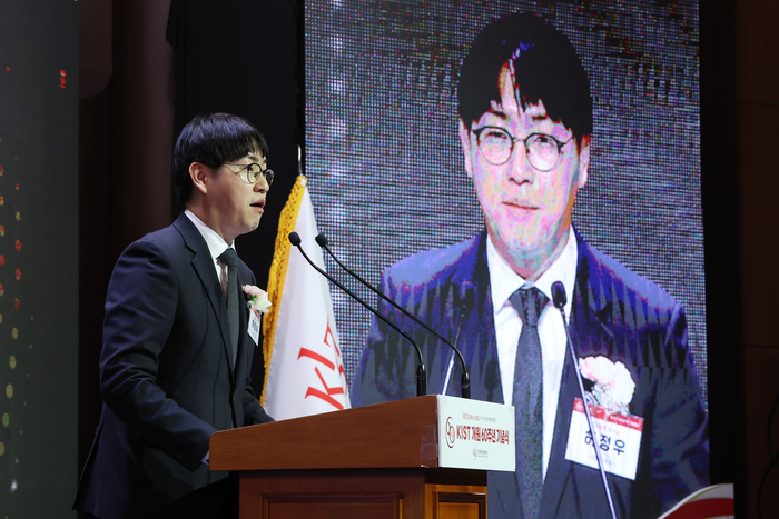 하정우 청와대 AI미래기획수석이 10일 서울 성북구 한국과학기술연구원에서 열린 'KIST 개원 60주년 기념식'에서 이재명 대통령 축사를 대독 하고 있다. 연합뉴스