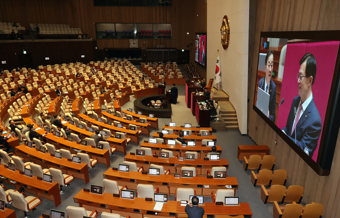 국민의힘 이만희 의원이 10일 국회 본회의장에서 열린 경제 분야 대정부질문에서 김윤덕 국토교통부 장관을 상대로 부동산과 관련한 질문을 하고 있다. 연합뉴스