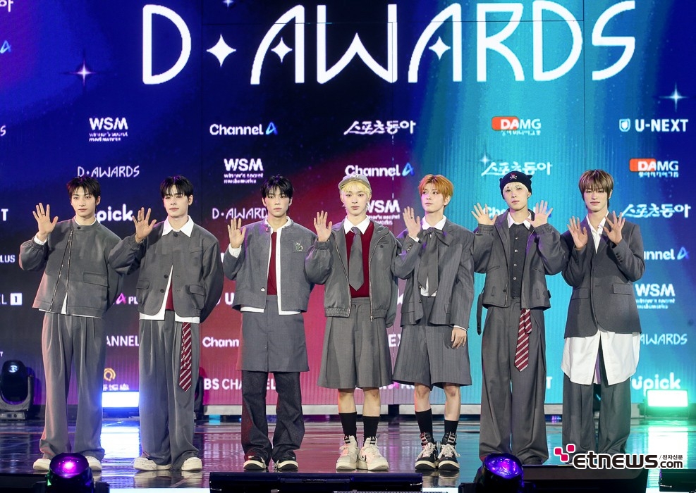 [ET포토] 넥스지, '그레이 칼라로 깔맞춤 패션'