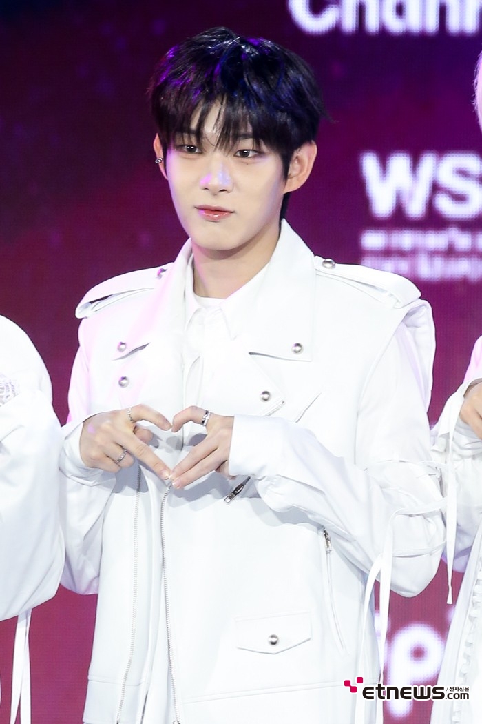 [ET포토] 아홉 스티븐, '프리첼 같은 하트'