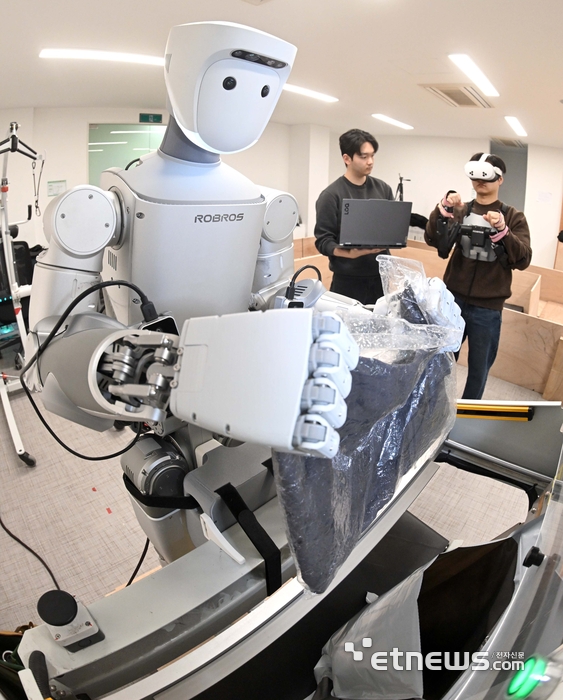 [포토] 휴머노이드 로봇이 직접 포장