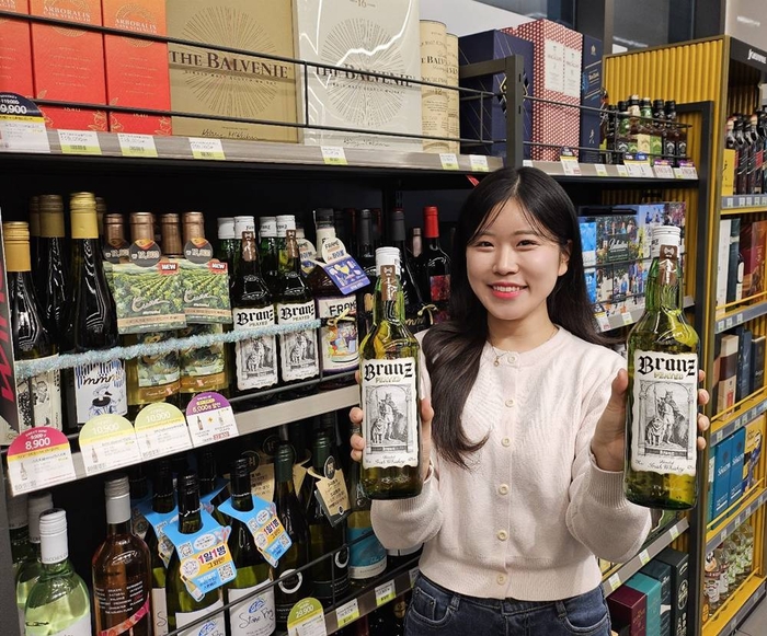 CU는 이달 차별화 위스키 '브란즈 피티드 위스키'를 선보인다고 11일 밝혔다.